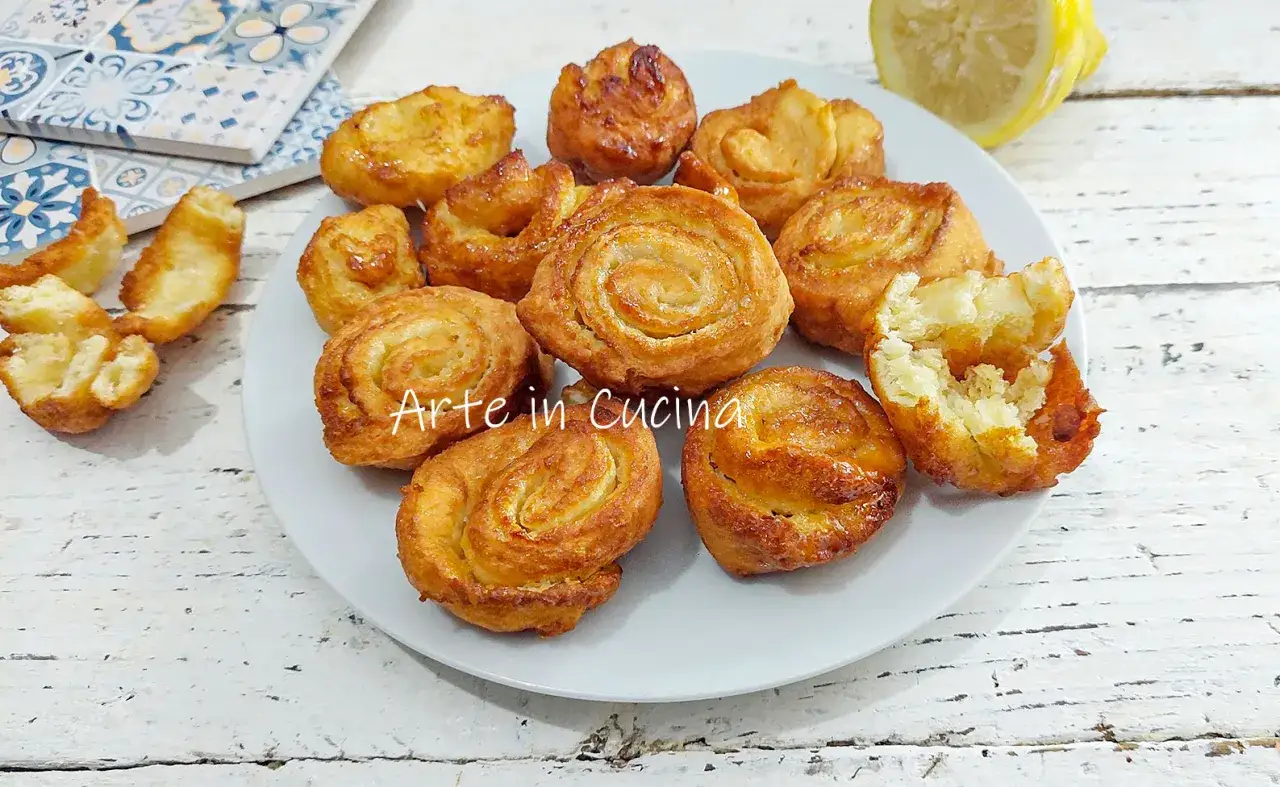 Dolci fritti a forma di spirale e altre forme, perfetti per il Carnevale. I limoncini carnevale sono pronti per essere gustati!