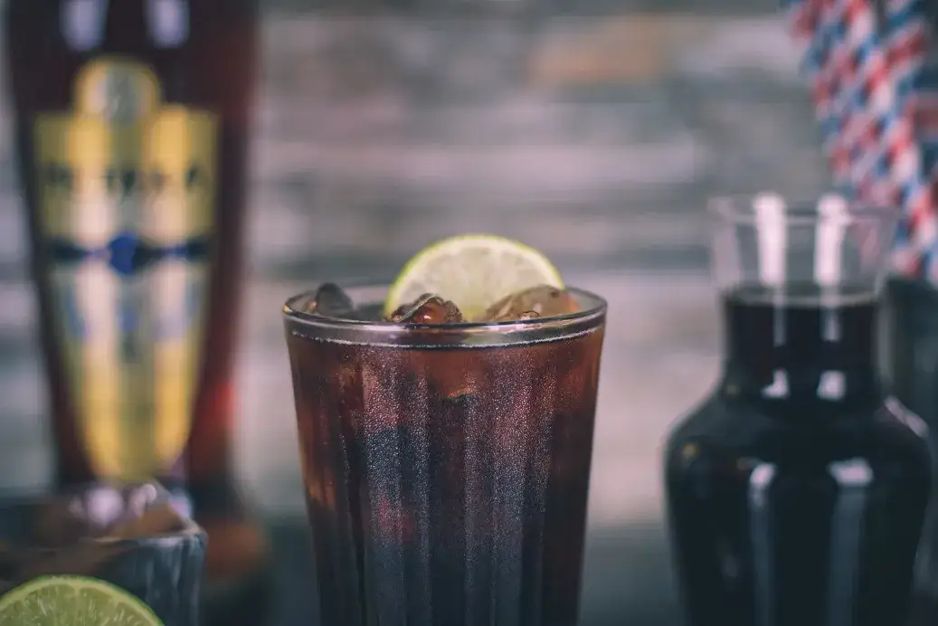 proste drinki z metaxą cola sprite sok pomarańczowy