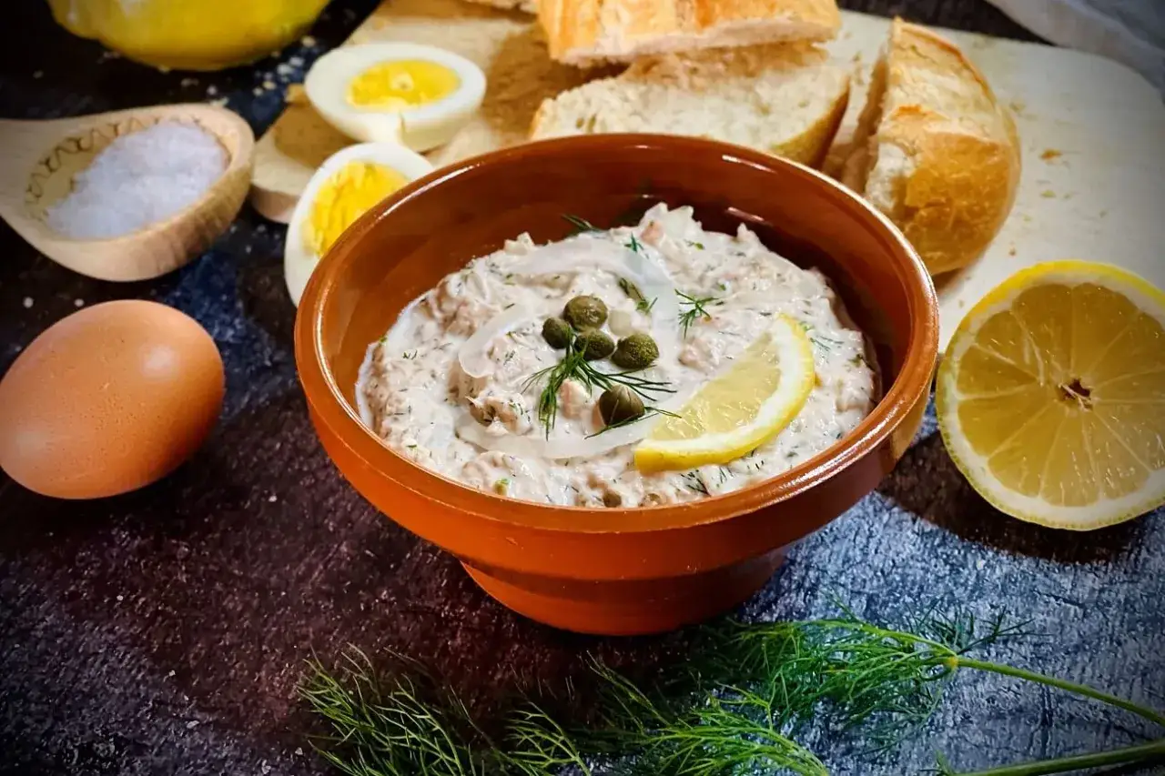 Cremiger Thunfisch-Dip mit Kapern, Dill und Zitrone, serviert mit Brot und Ei. Ein leckerer Snack!