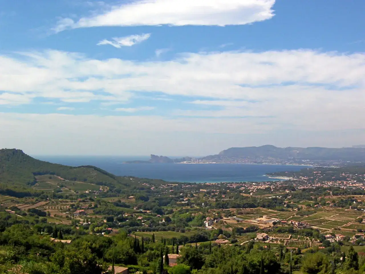 Vue panoramique sur la côte varoise, avec des vignobles rappelant la richesse de la liste des vins de Bandol.