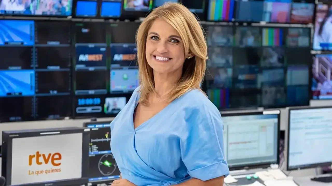 Paula del Fraile sonr&iacute;e en un estudio de televisi&oacute;n, rodeada de pantallas de monitores.