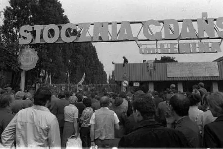 Historyczne zdjęcie strajku w Stoczni Gdańskiej 1980