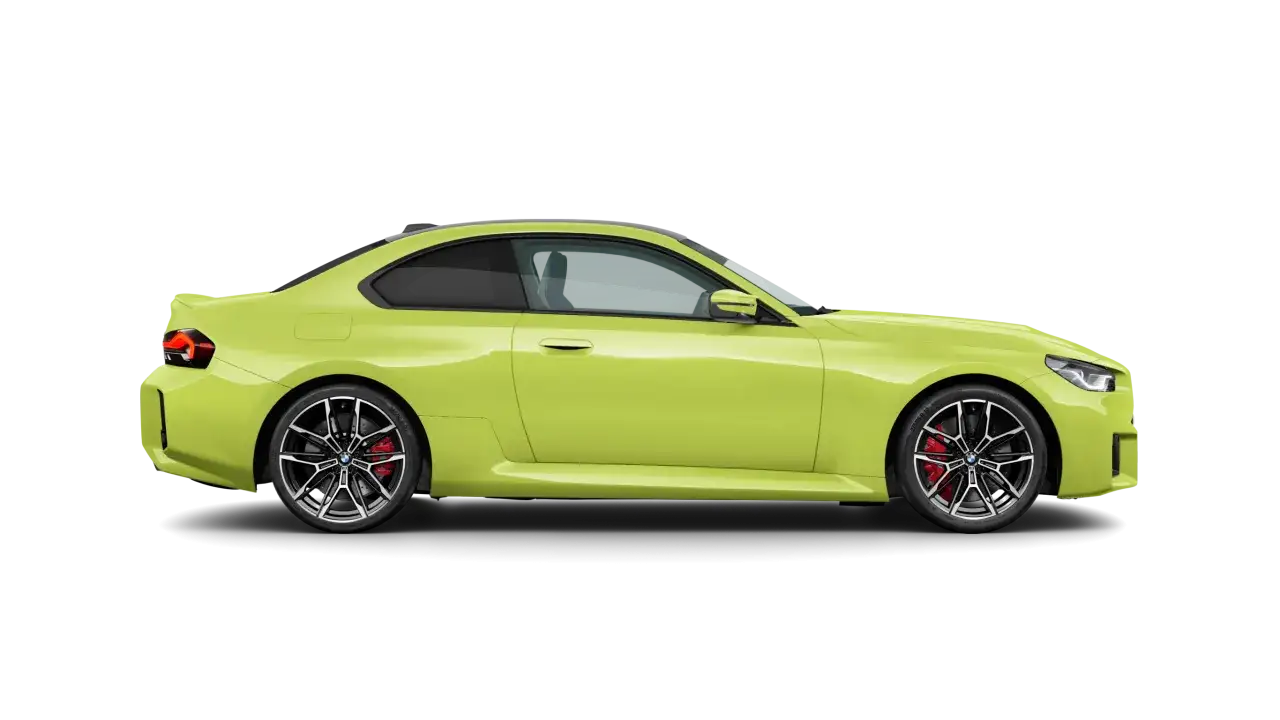 Jaskrawozielone BMW M2 Competition z czarnymi felgami i czerwonymi zaciskami hamulcowymi, prezentowane na czarnym tle.