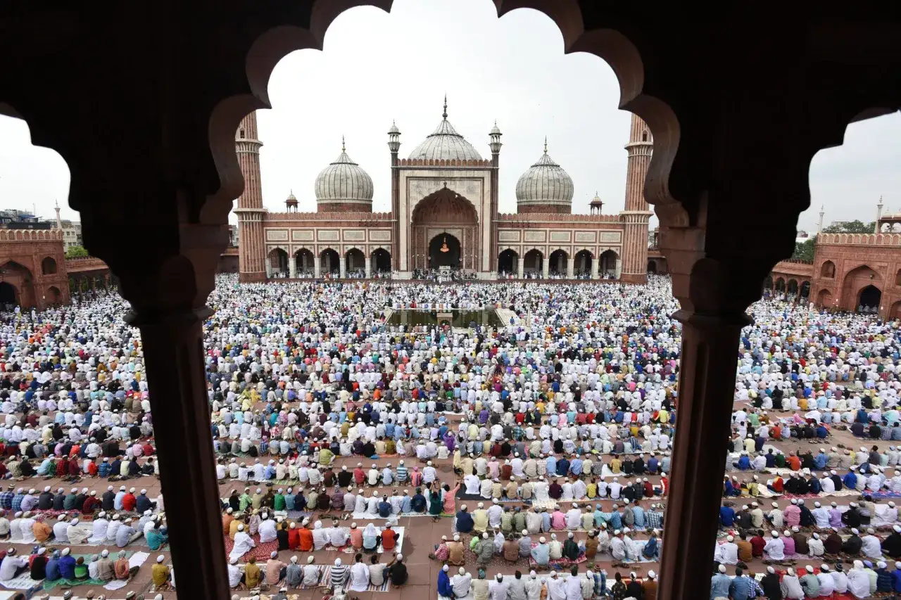 Tausende beten im Hof einer Moschee zum Eid el Adha.