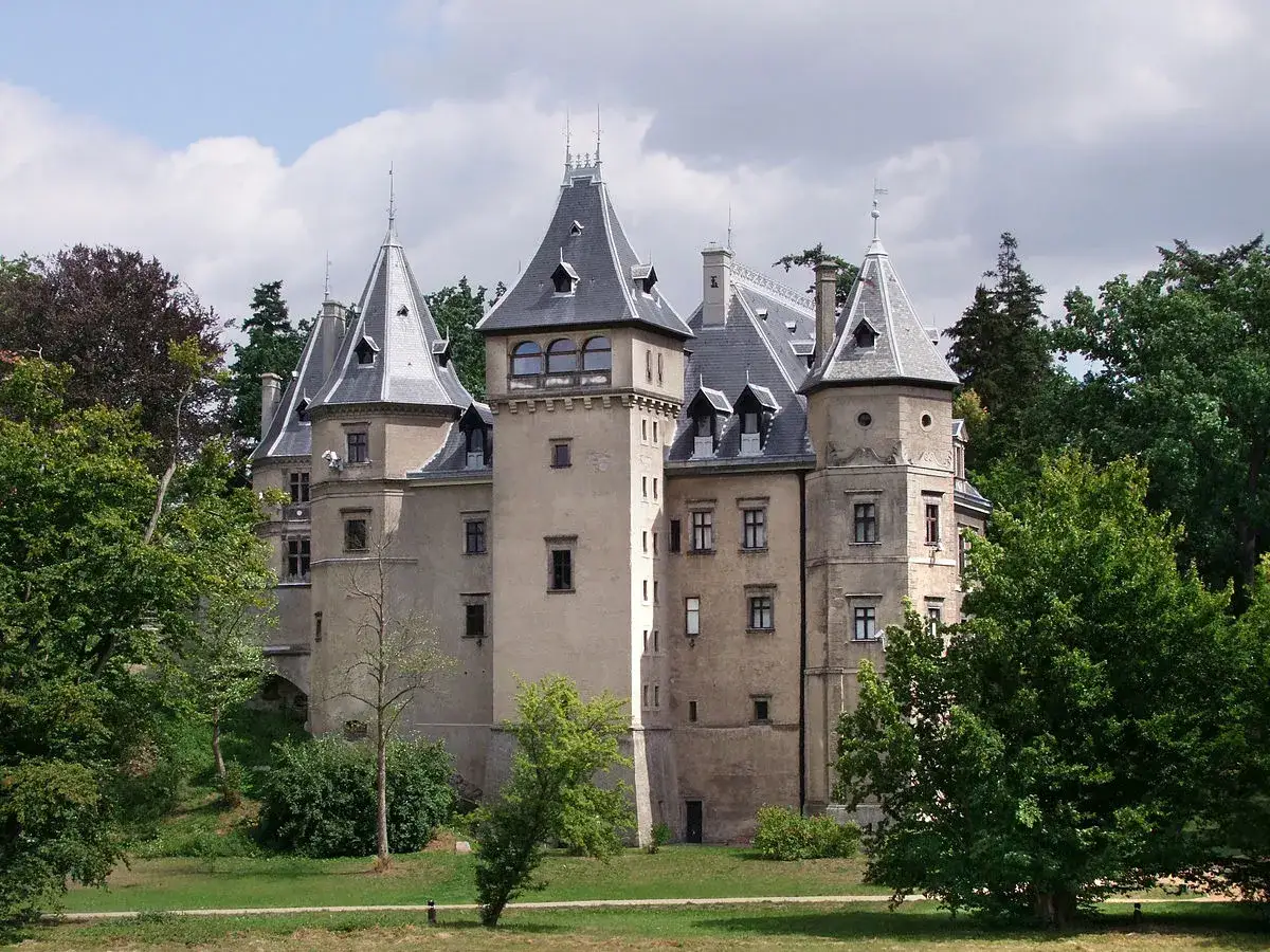 Zamek w Gołuchowie, malowniczy widok. Sprawdź gołuchów cennik atrakcji i zwiedzania.