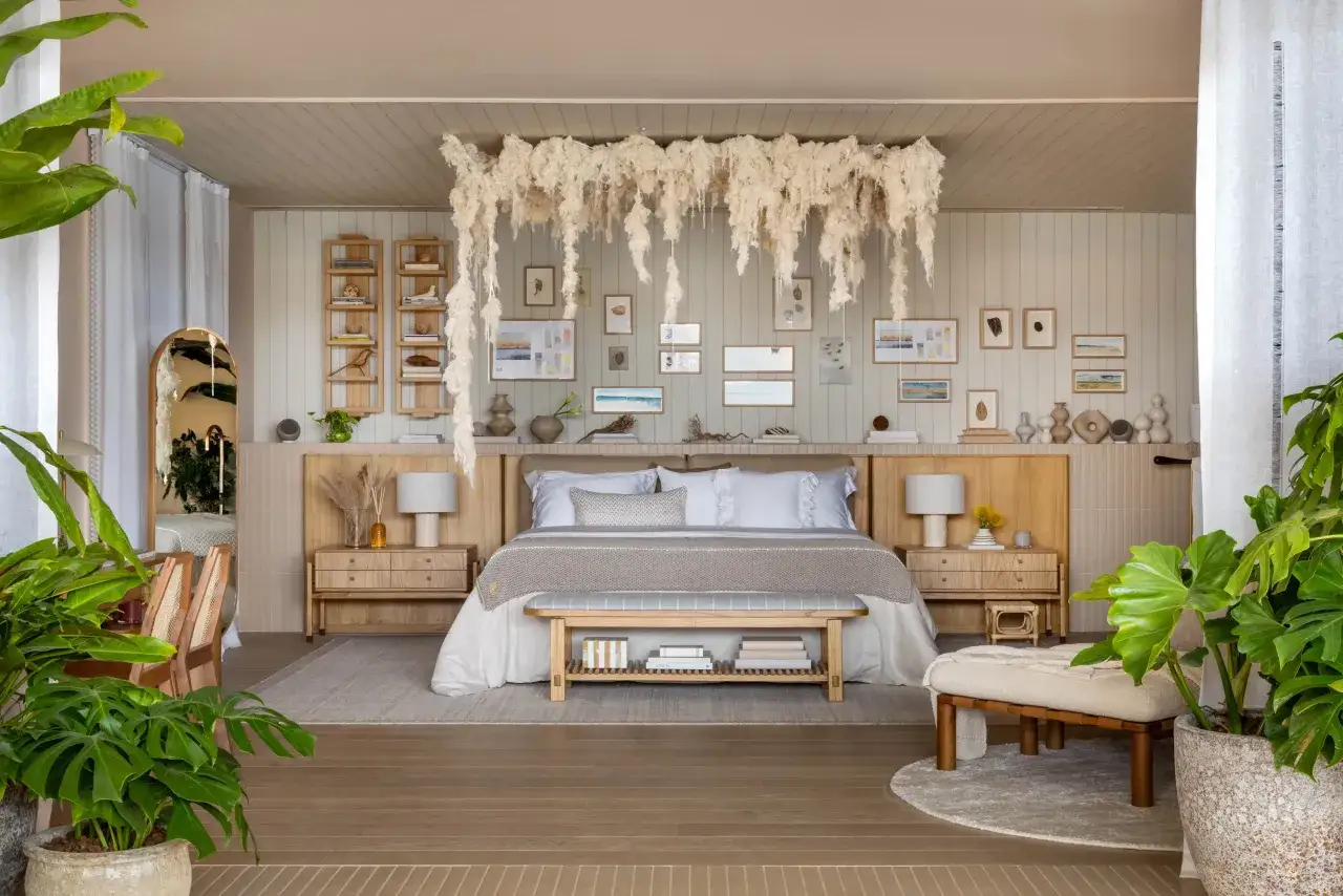 Un dormitorio acogedor para soñar con el interior de una casa, con cama de madera, plantas y decoración natural.