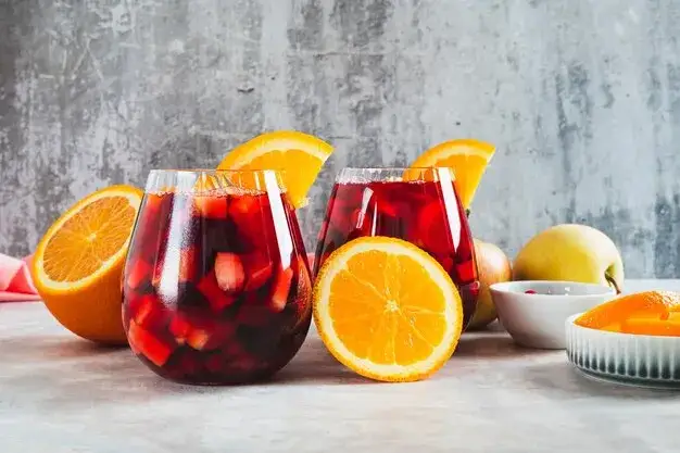 Sangria w kieliszkach na letnim stole