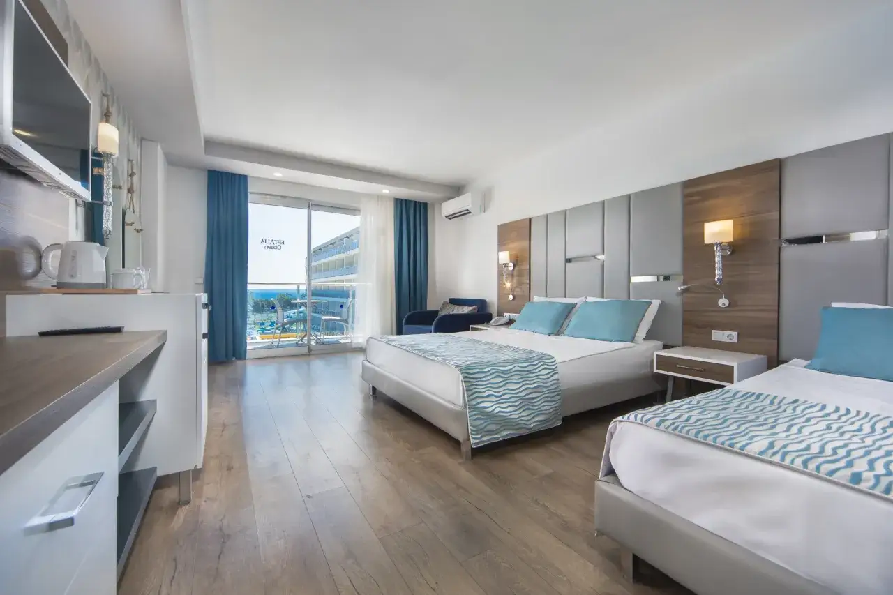 Pokój hotelowy z dwoma łóżkami, widokiem na Eftalia Ocean i balkonem.