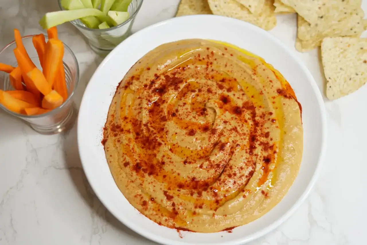 Un cremoso pate de berenjena con piment&oacute;n y aceite de oliva, acompa&ntilde;ado de zanahorias, apio y totopos.