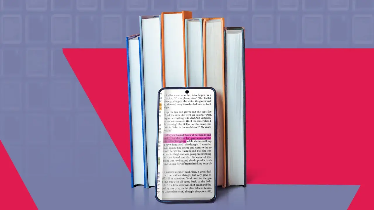 Telefon wyświetla ebook, obok stos książek. Czytanie na telefonie to nowoczesny ebook na telefon.