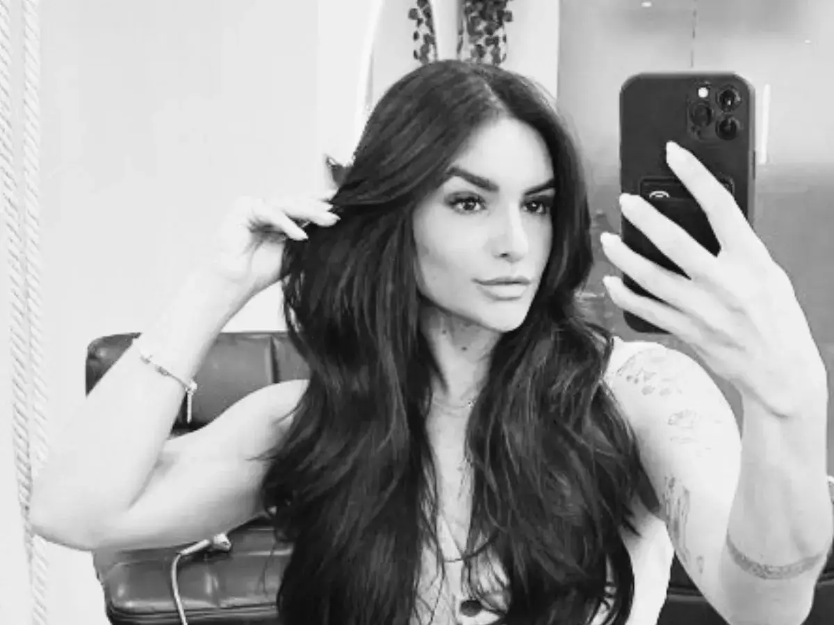Córka dyplomaty, dlaczego udaje w mediach dziewczynę z sąsiedztwa? Długie włosy, subtelna biżuteria, selfie z telefonem.