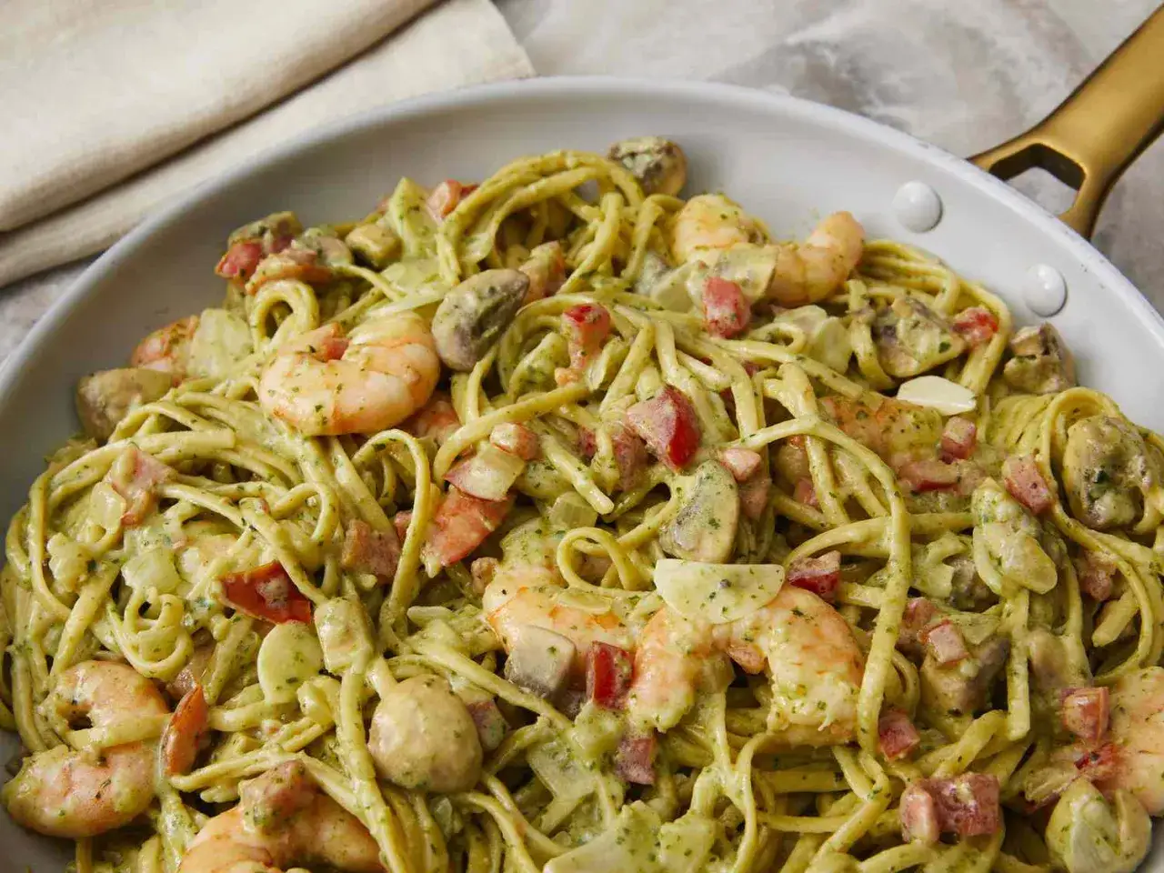 Pasta mit Garnelen, Pilzen und Tomaten in cremiger Pesto Sahne Sauce.