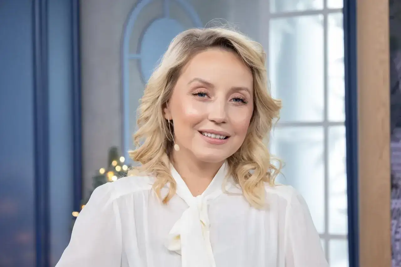 Sandra Hajduk-Popińska uśmiecha się do kamery w białej bluzce. Wygląda jakby przygotowywała się do ślubu.