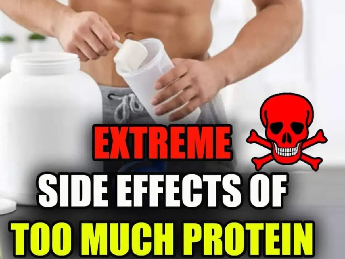 Mann bereitet Proteinshake zu. Warnung vor zu viel Protein: Symptome k&ouml;nnen extrem sein. Rotes Totenkopf-Symbol.