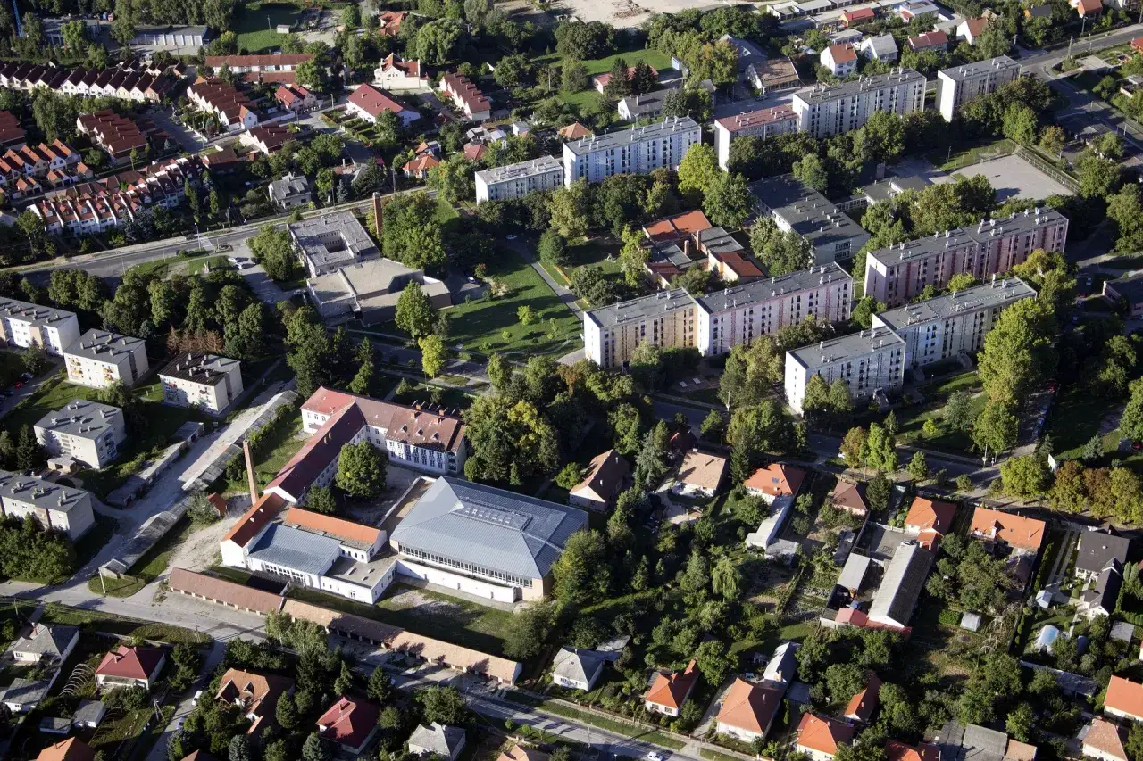 Osiedle z blokami i domami jednorodzinnymi. Kto płaci podatek od nieruchomości w spółdzielni mieszkaniowej? Zwykle lokatorzy, ale zależy od umowy.