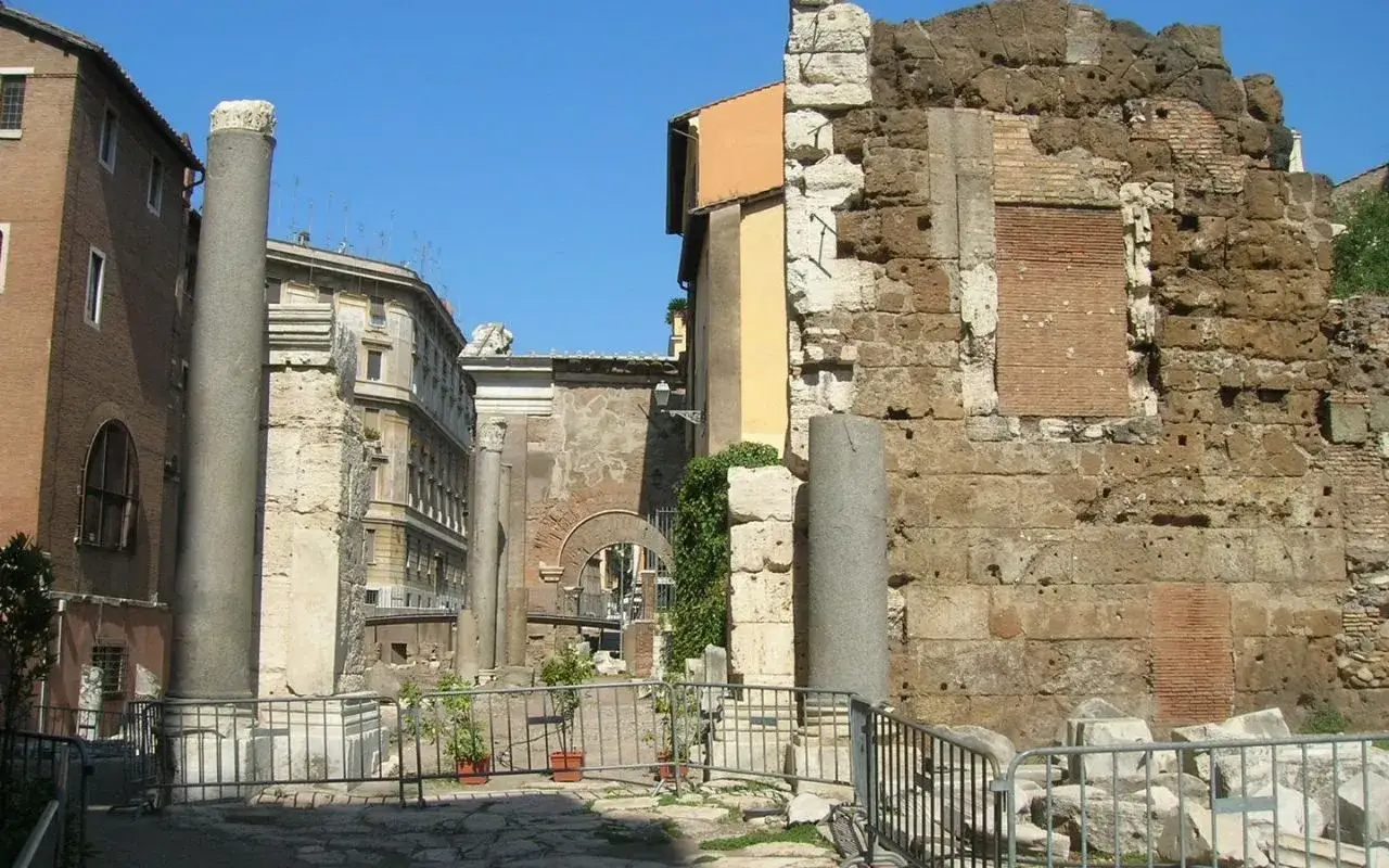 Antiche rovine nel ghetto ebraico di Roma, cosa vedere: colonne imponenti e mura storiche.