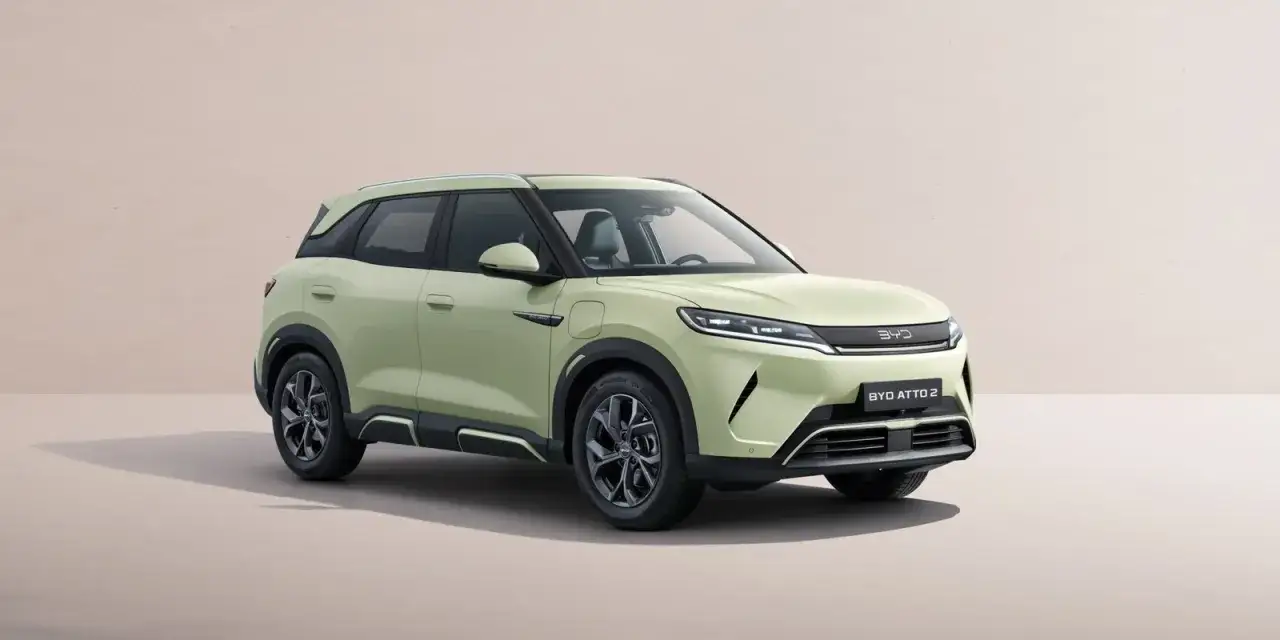 Jasnozielony chiński elektryk BYD ATTO 2 prezentuje się nowocześnie na neutralnym tle.