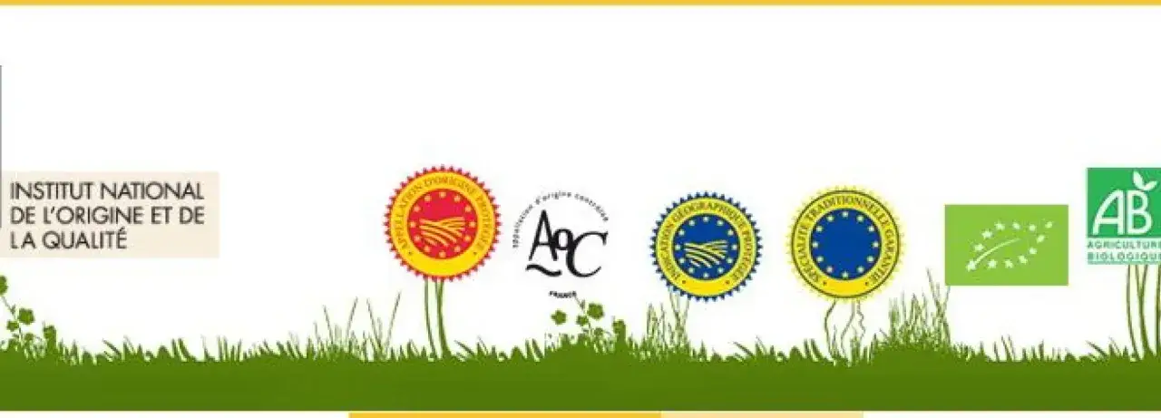 Logos de l'Institut National de l'Origine et de la Qualité, incluant des labels IGP, AOP et AB, sur fond d'herbe verte.