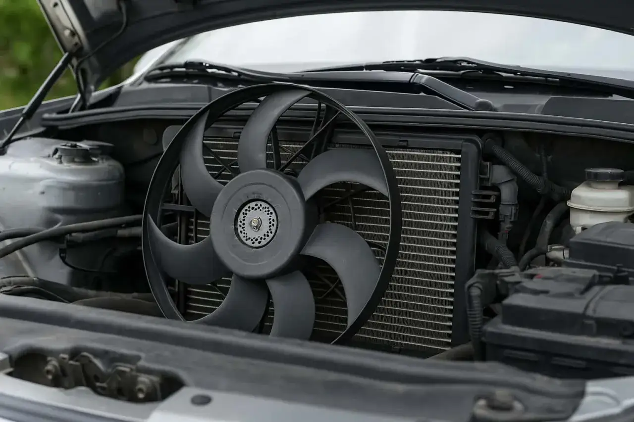 Le ventilateur de voiture tourne encore apr&egrave;s l'arr&ecirc;t du moteur, signe qu'il refroidit le radiateur.