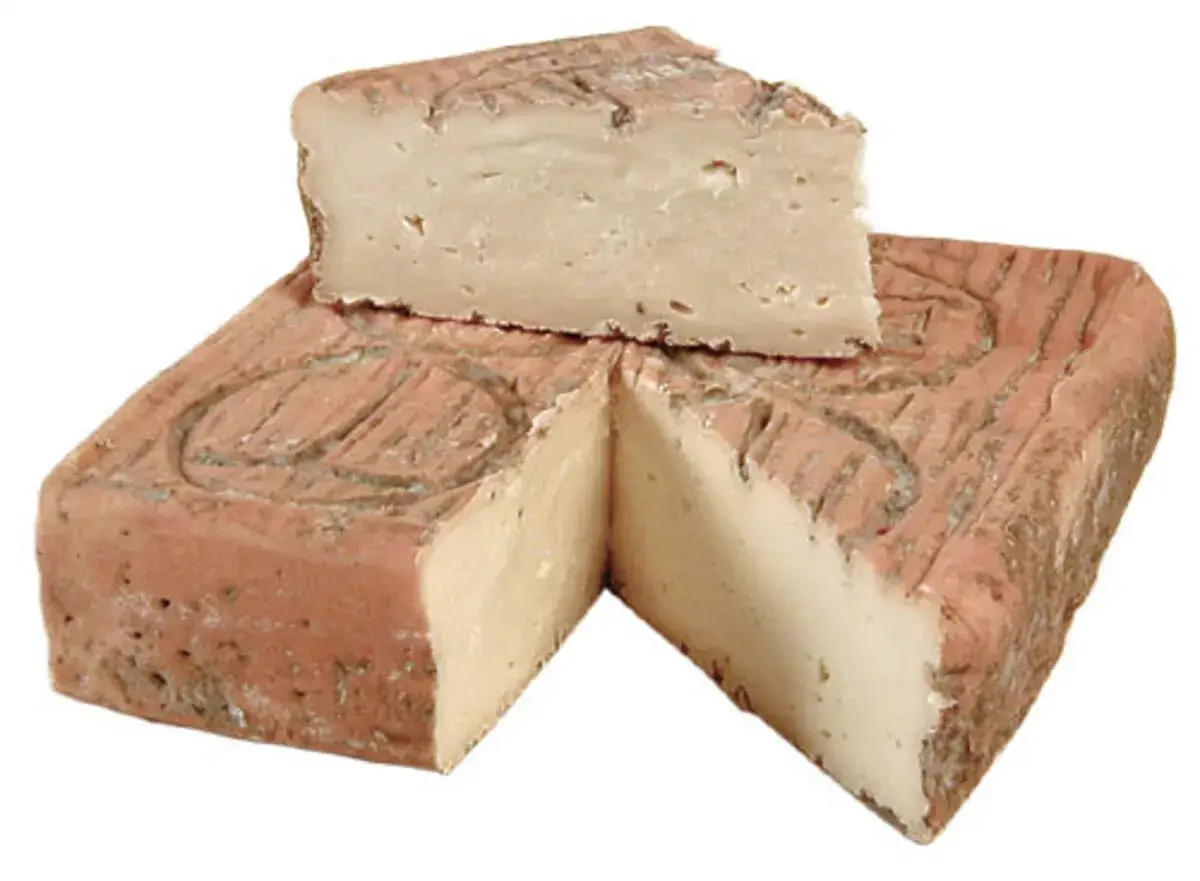 Un pezzo di taleggio sapore intenso, con crosta rosata e pasta chiara e compatta.