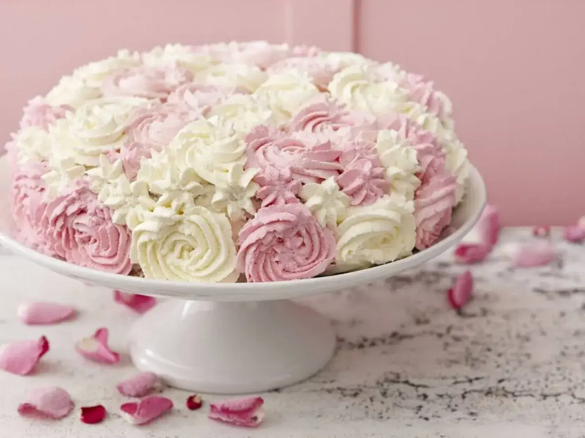 En vacker tårta med rosa och vita rosmönster, perfekt för att dekorera tårta till ett speciellt tillfälle.