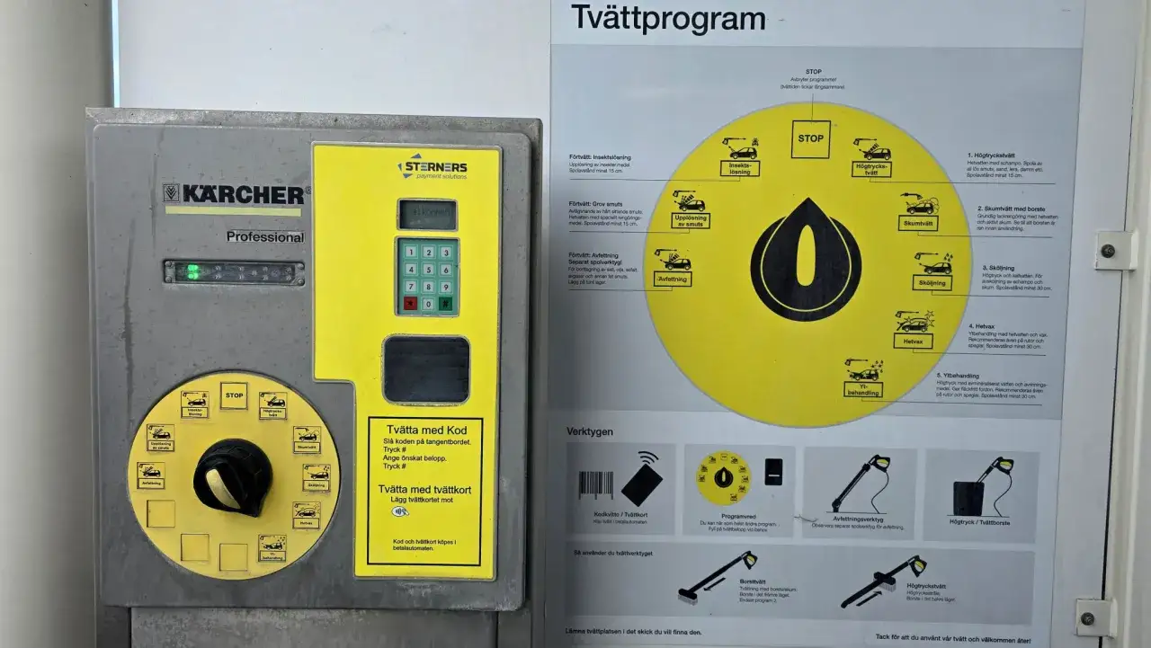 K&auml;rcher Professional-tv&auml;ttstation med program f&ouml;r avfettning, skumtv&auml;tt och h&ouml;gtryckstv&auml;tt. En grym avfettning &auml;r en del av tv&auml;ttprogrammet.