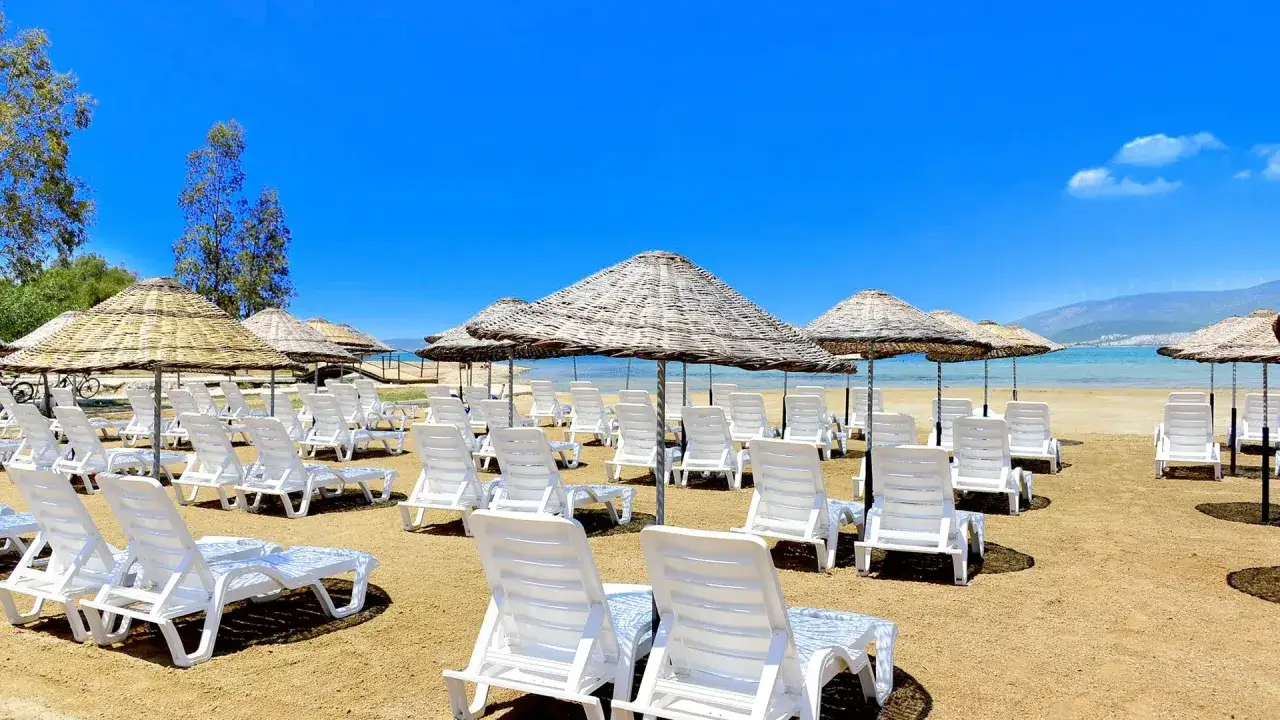 Plaża z leżakami i parasolami. Idealne miejsce na relaks, zgodnie z licznymi ramada resort akbuk opinie.
