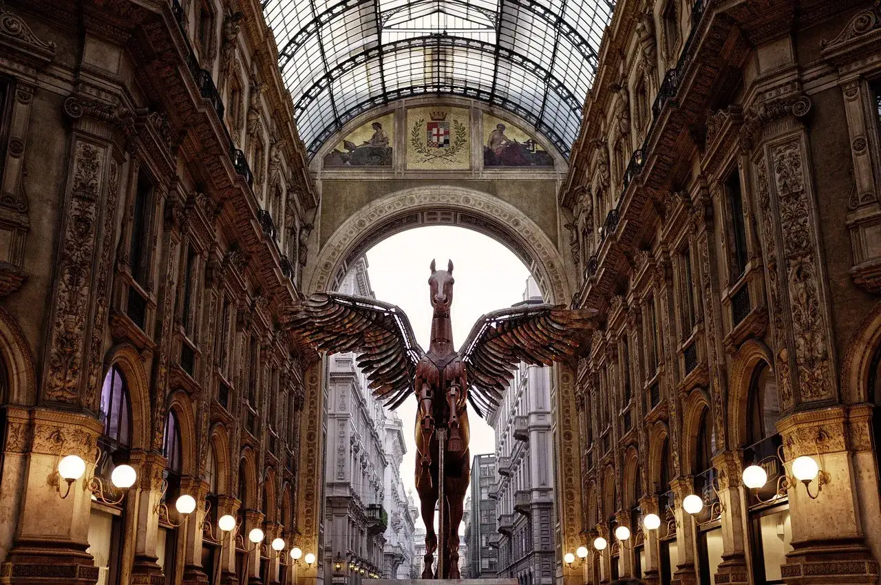 Statua di Pegaso alato nella Galleria Vittorio Emanuele II, un'idea per cosa vedere a Milano in due giorni.