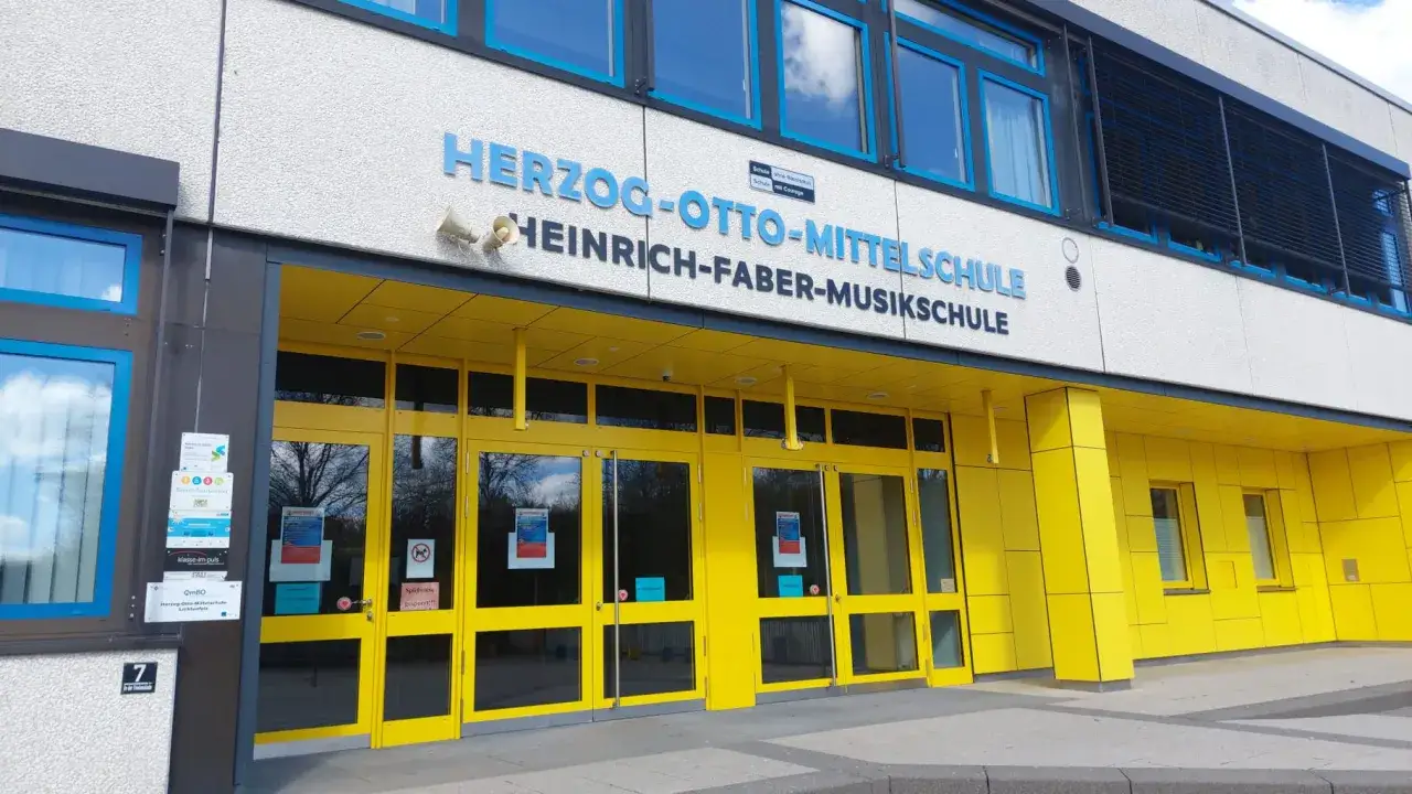 Herzog-Otto-Mittelschule, eine Schule, die Wissen und Musik vereint. Hier lernen Schüler, was eine Mittelschule ausmacht.