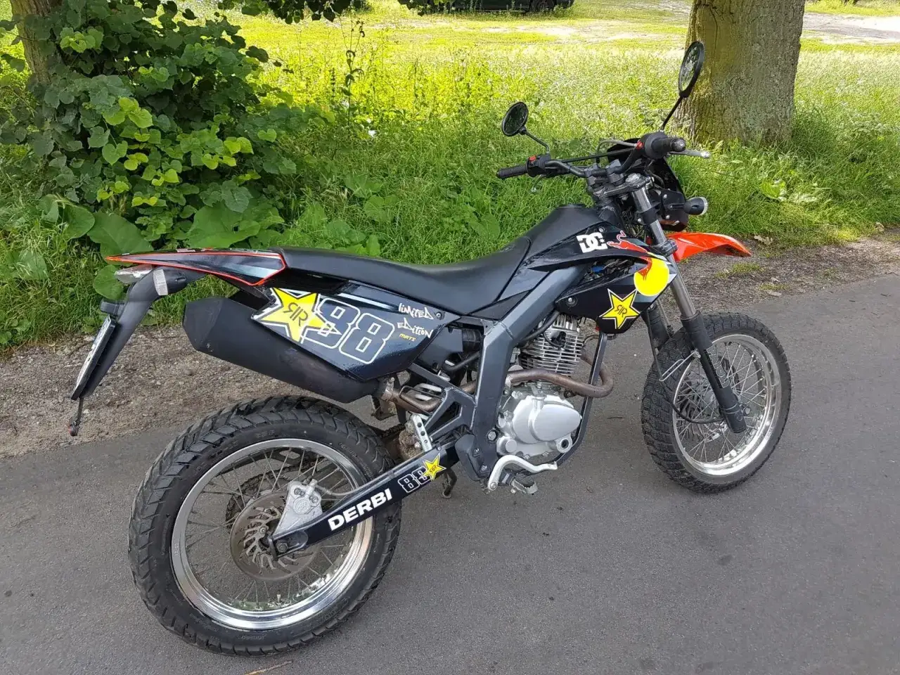 Czarny motocykl Derbi z naklejkami 