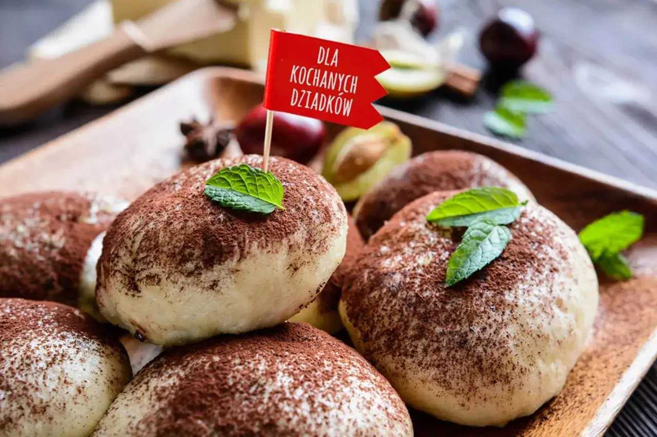 Puszyste kluski na parze, posypane kakao, z miętą. Idealne na Dzień Dziadka, jak u babci.