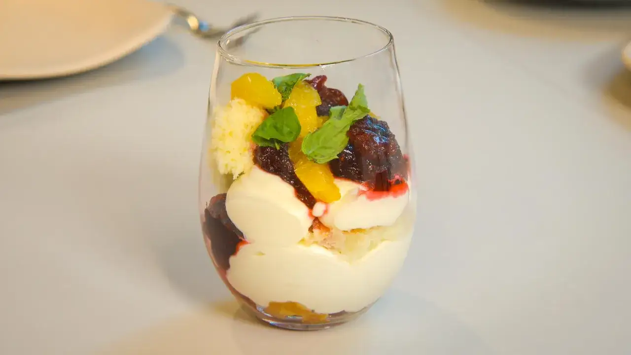 Un dessert en verrine : génoise, crème onctueuse au mascarpone, fruits rouges et zestes d'orange. Une recette facile et gourmande.