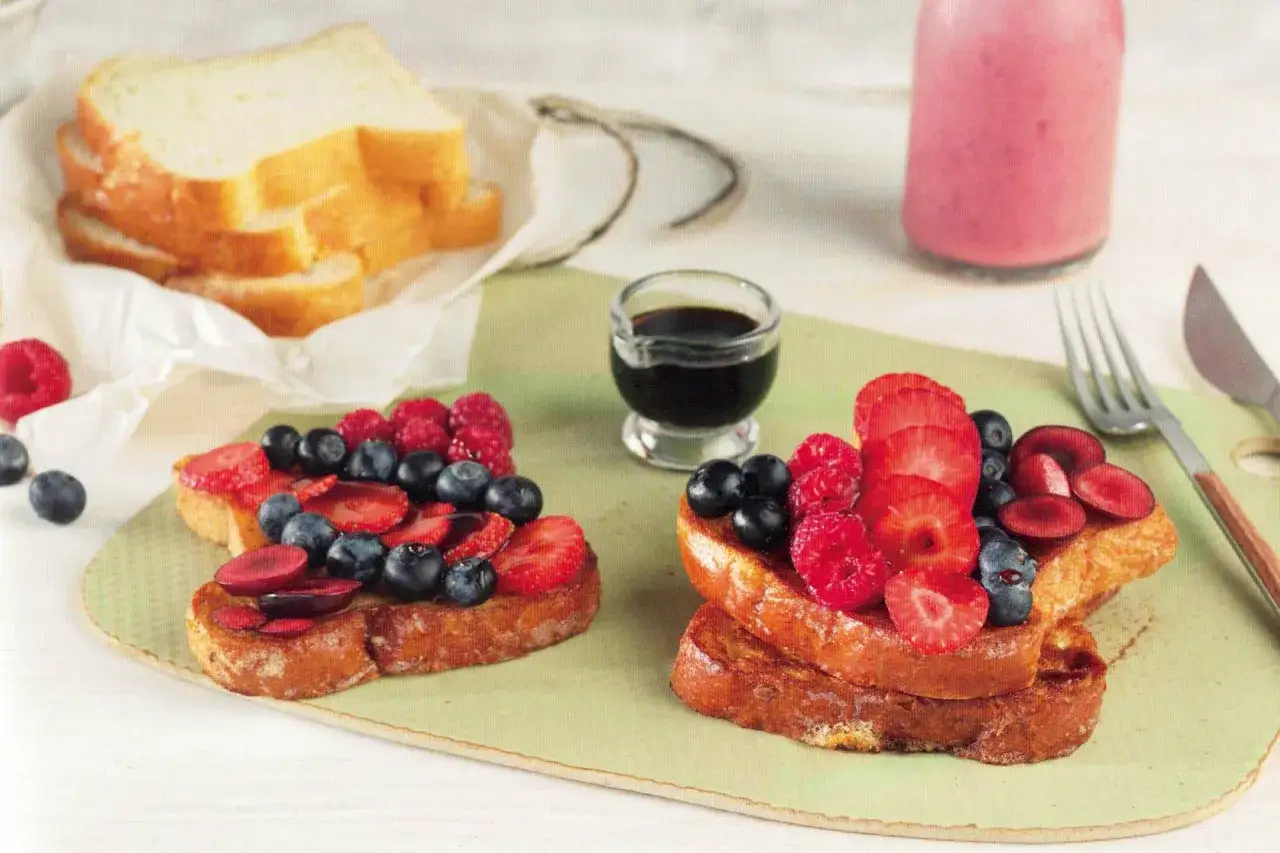 Deliciosas tostadas francesas cubiertas con fresas, arándanos y frambuesas. Un desayuno perfecto para empezar el día.