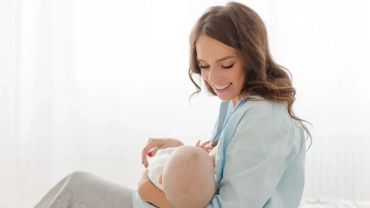 Szczęśliwa mama karmi piersią dziecko. Czy depilacja laserowa a karmienie piersią to bezpieczne połączenie?