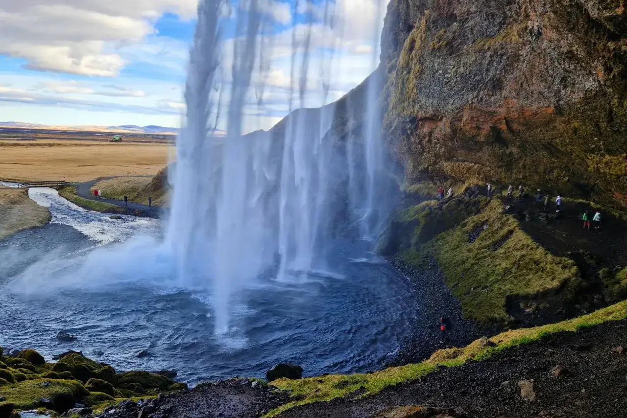 Wodospad Seljalandsfoss, jedno z najpiękniejszych miejsc Islandii, gdzie można przejść za kurtyną wody.