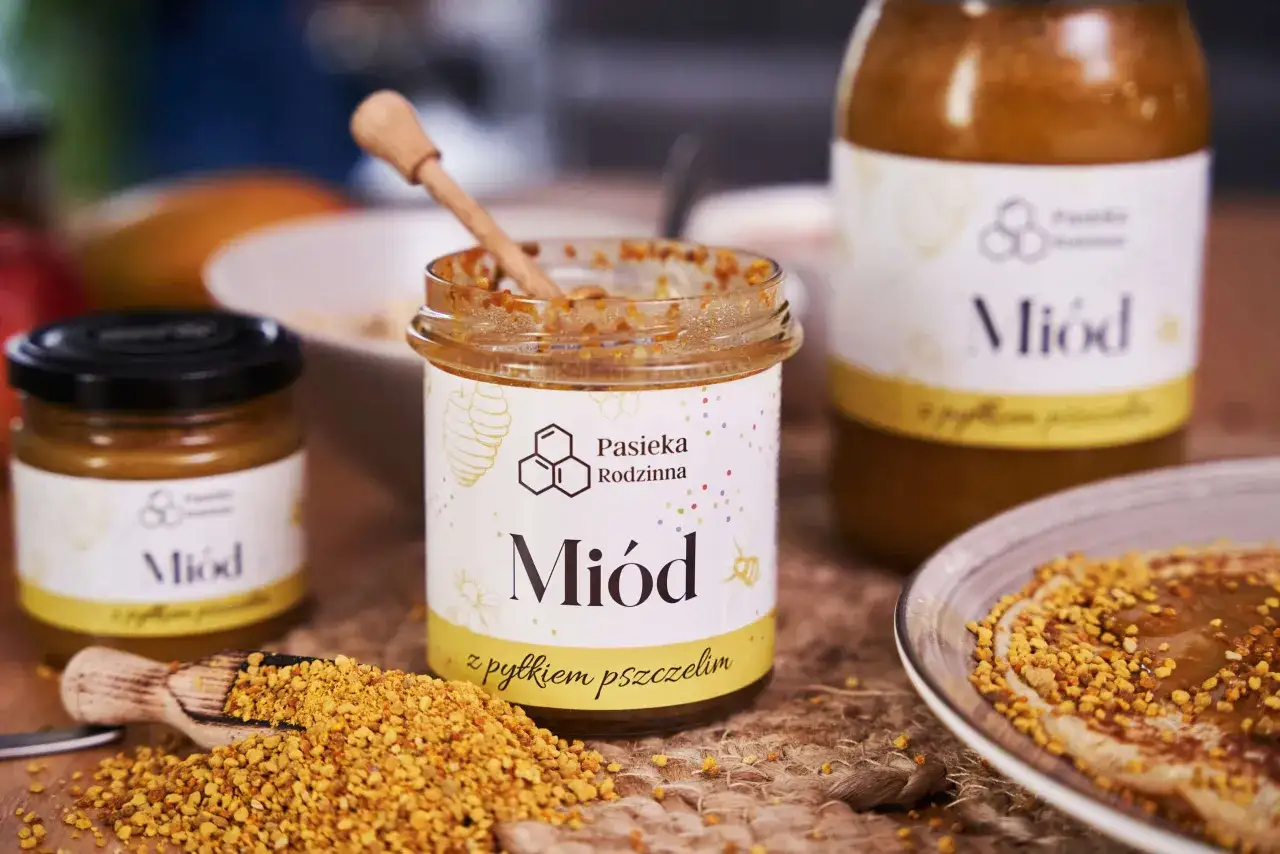 Słoiki z miodem i pyłkiem pszczelim. Czy miód szkodzi na wątrobę? Ten naturalny produkt jest ceniony za swoje właściwości.