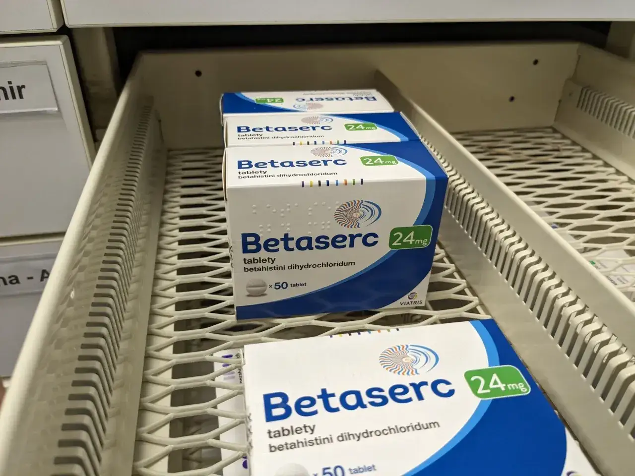 Pudełka leku Betaserc 24mg, zawierającego betahistynę, ułożone w aptecznej szufladzie.