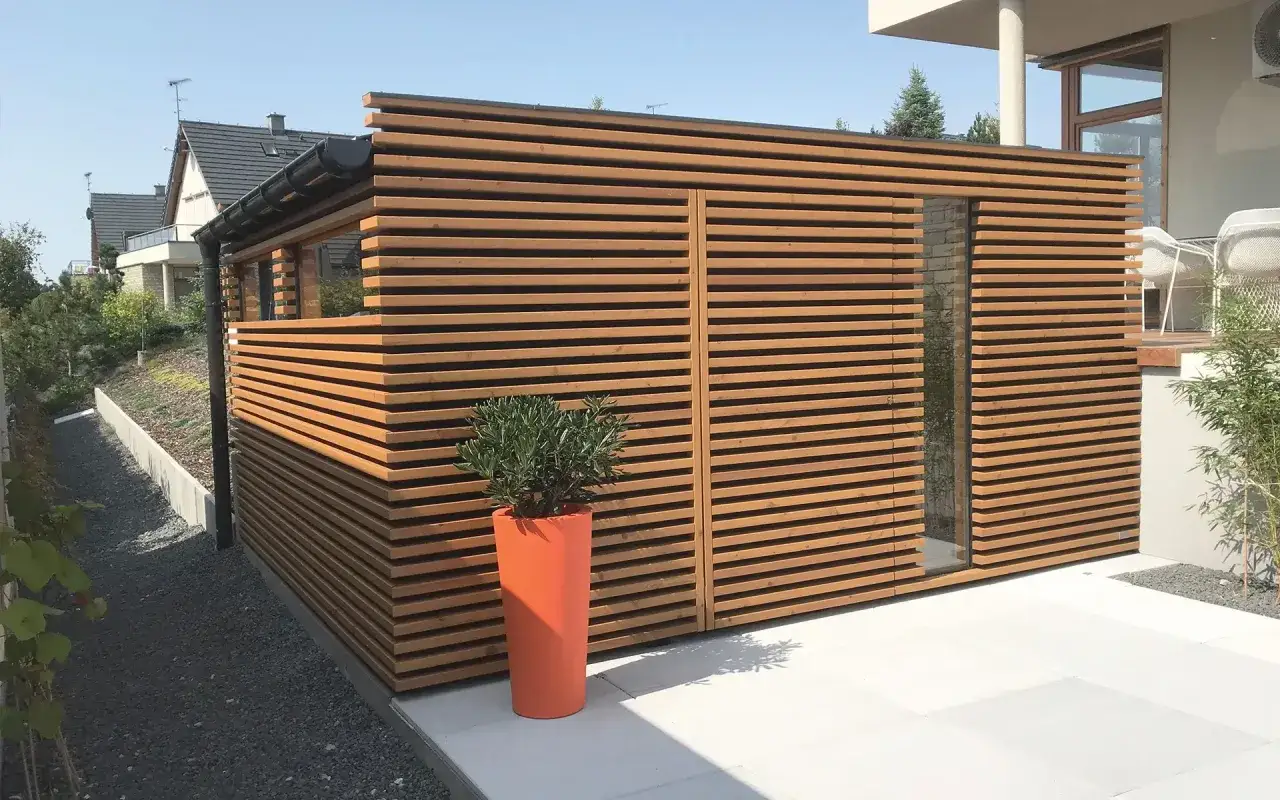 Nowoczesne domki ogrodowe z drewnianą okładziną, idealne do nowoczesnej architektury.