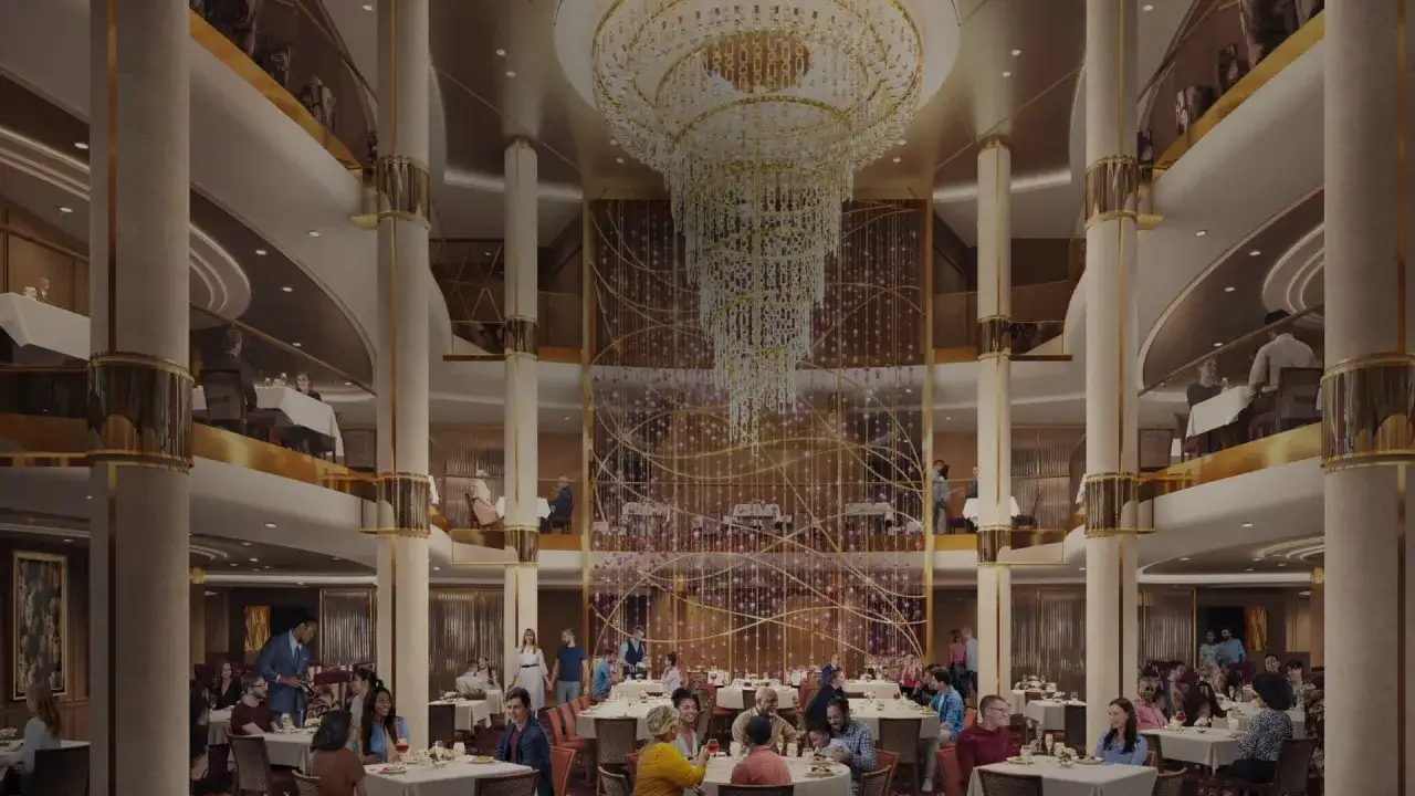 Lussuoso ristorante su pi&ugrave; livelli con grande lampadario. Scopri cosa &egrave; incluso in Royal Caribbean per un'esperienza culinaria indimenticabile.