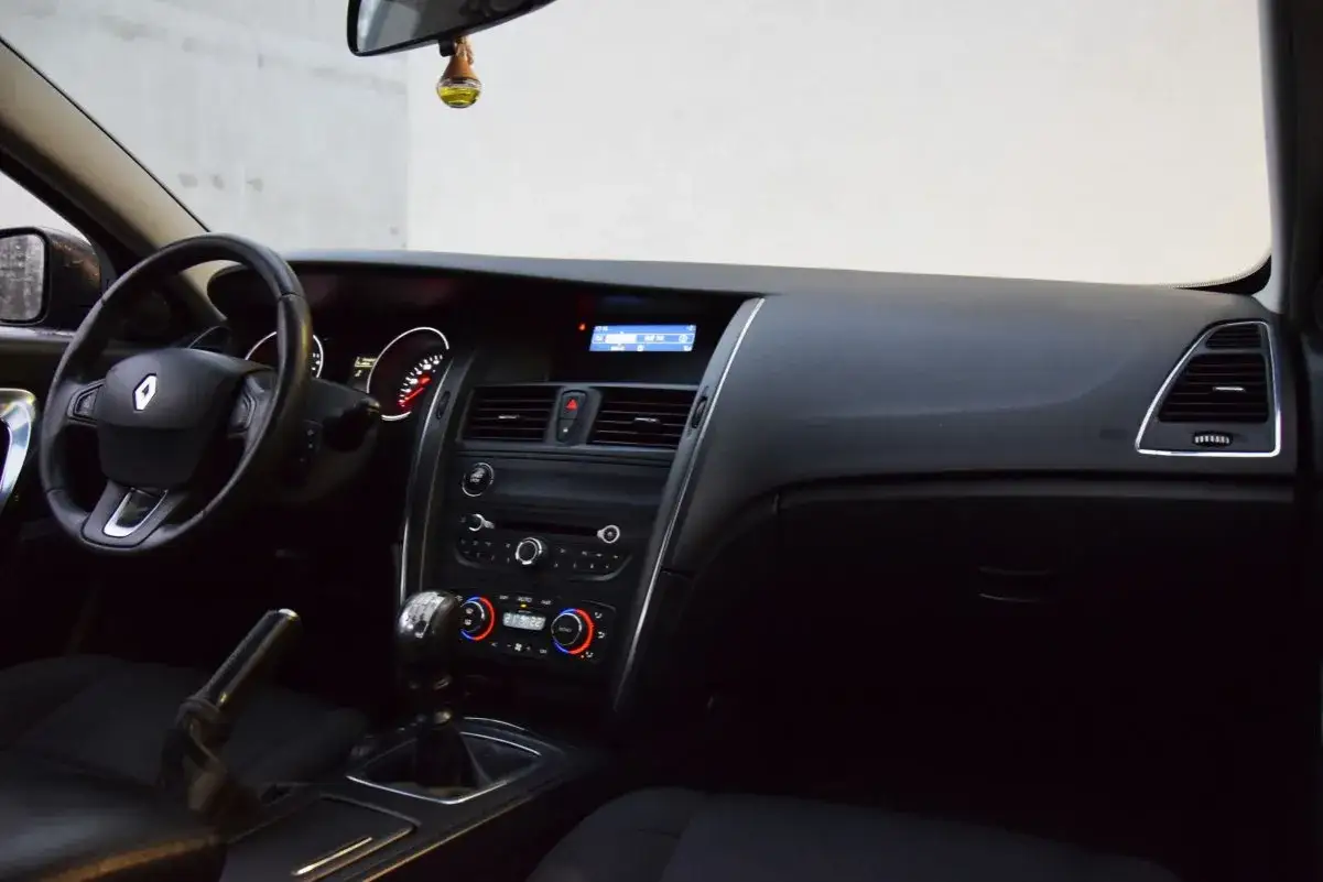 Wnętrze Renault Latitude: kierownica, deska rozdzielcza, skrzynia biegów. Poznaj wady i zalety tego modelu.