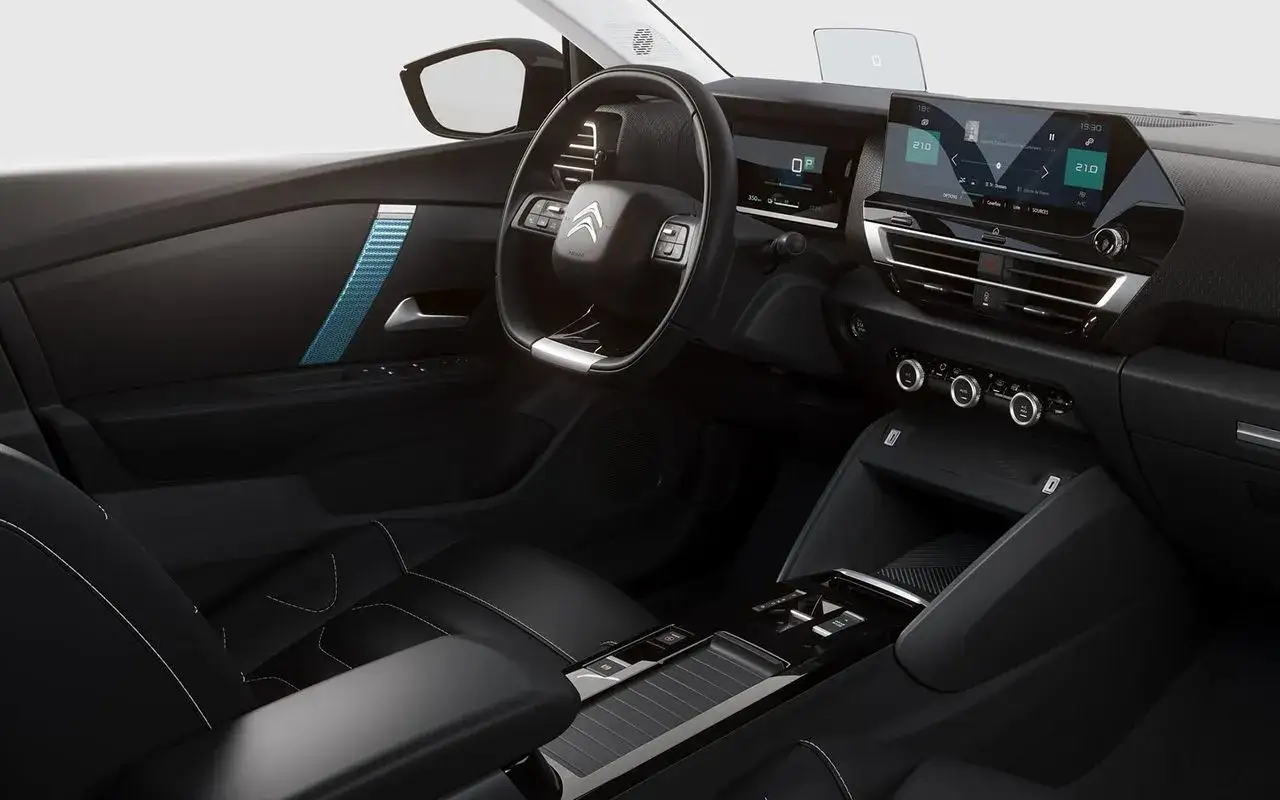 Interior moderno del Citro&euml;n &euml;-C4 con pantalla t&aacute;ctil, volante multifunci&oacute;n y detalles en azul.