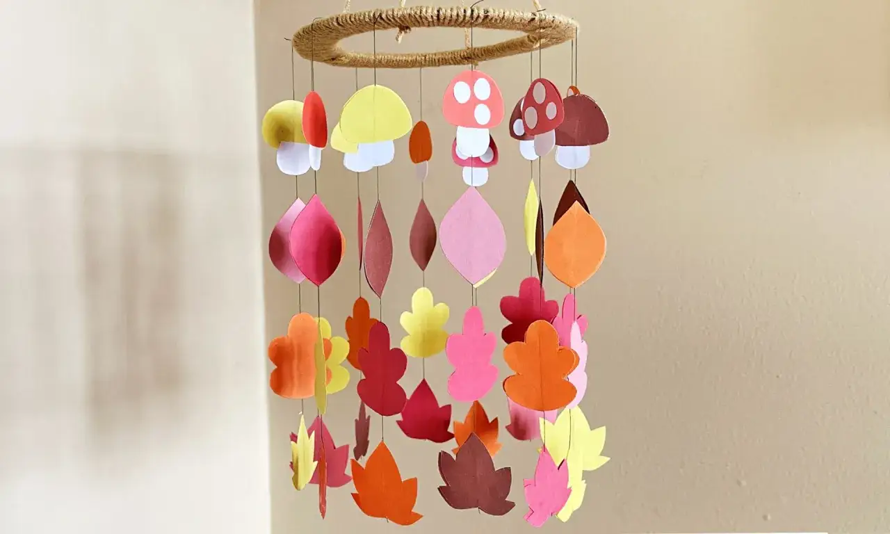 Herbstliches Mobile aus Papier: Pilze und bunte Blätter. Perfekt für mobile basteln vorlagen kostenlos zum Nachmachen.
