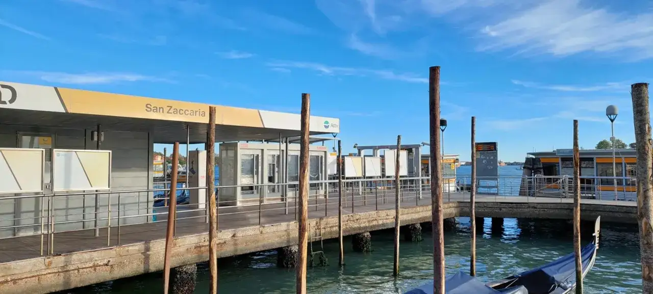 Fermata ACTV San Zaccaria, punto di partenza per il viaggio da Piazzale Roma a Piazza San Marco.