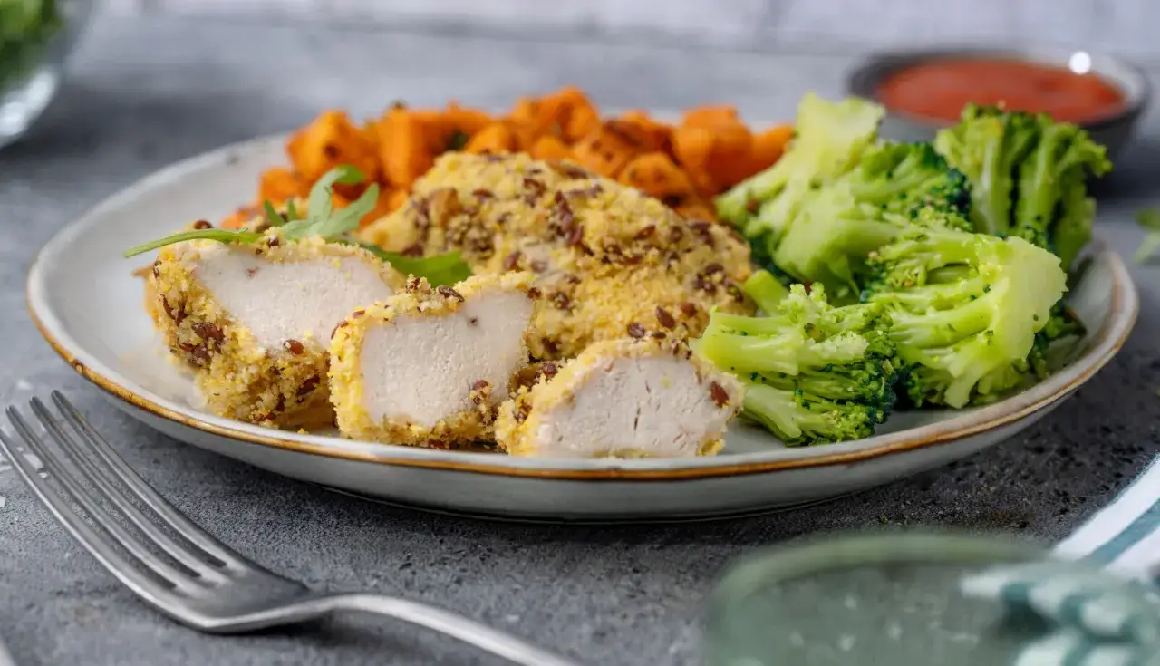 Chrupiący kurczak z siemieniem lnianym, brokuły i bataty – zdrowe obiady na wysoki cholesterol.