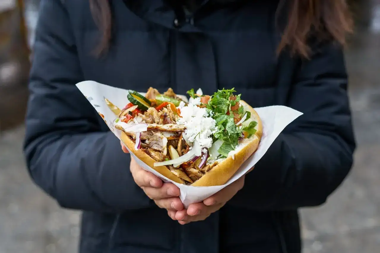 Un généreux kebab-frite, garni de viandes, légumes frais et fromage blanc. Un délice gourmand, parfait pour un repas rapide.