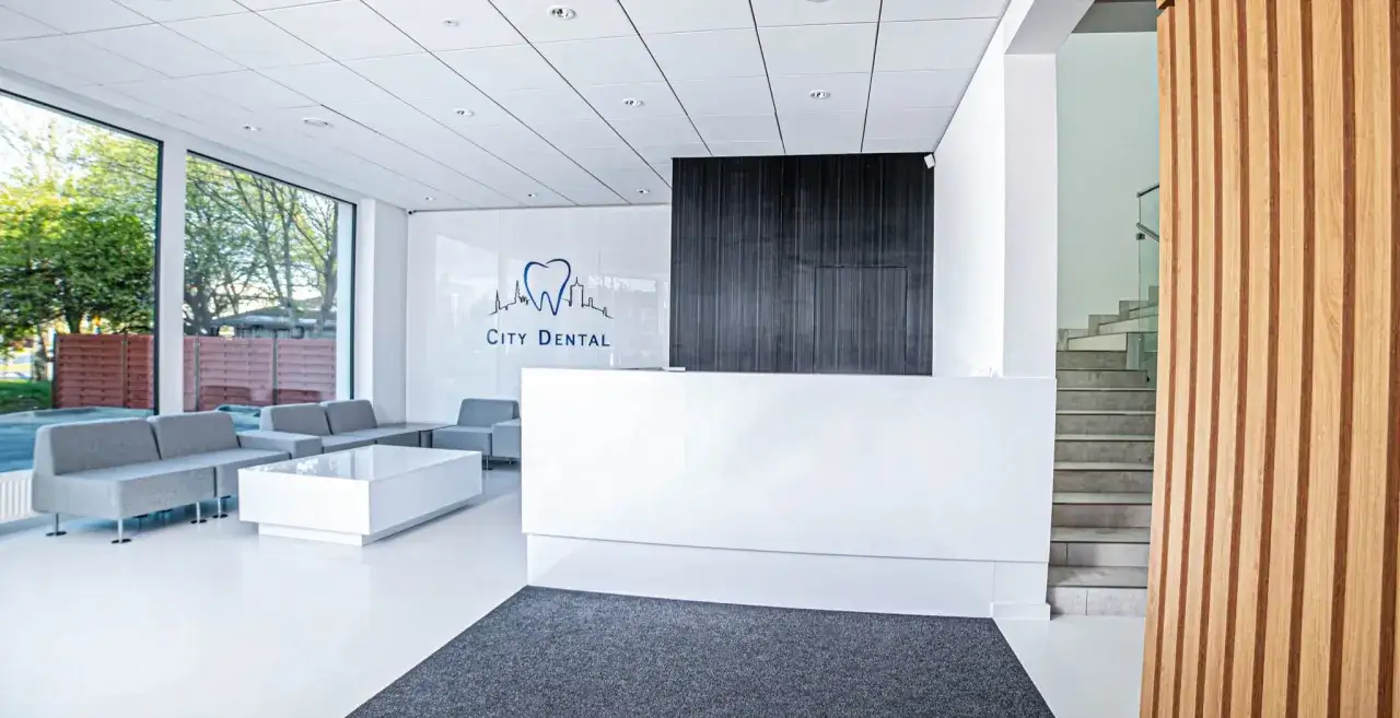 Nowoczesne wnętrze recepcji kliniki dentystycznej z logo 