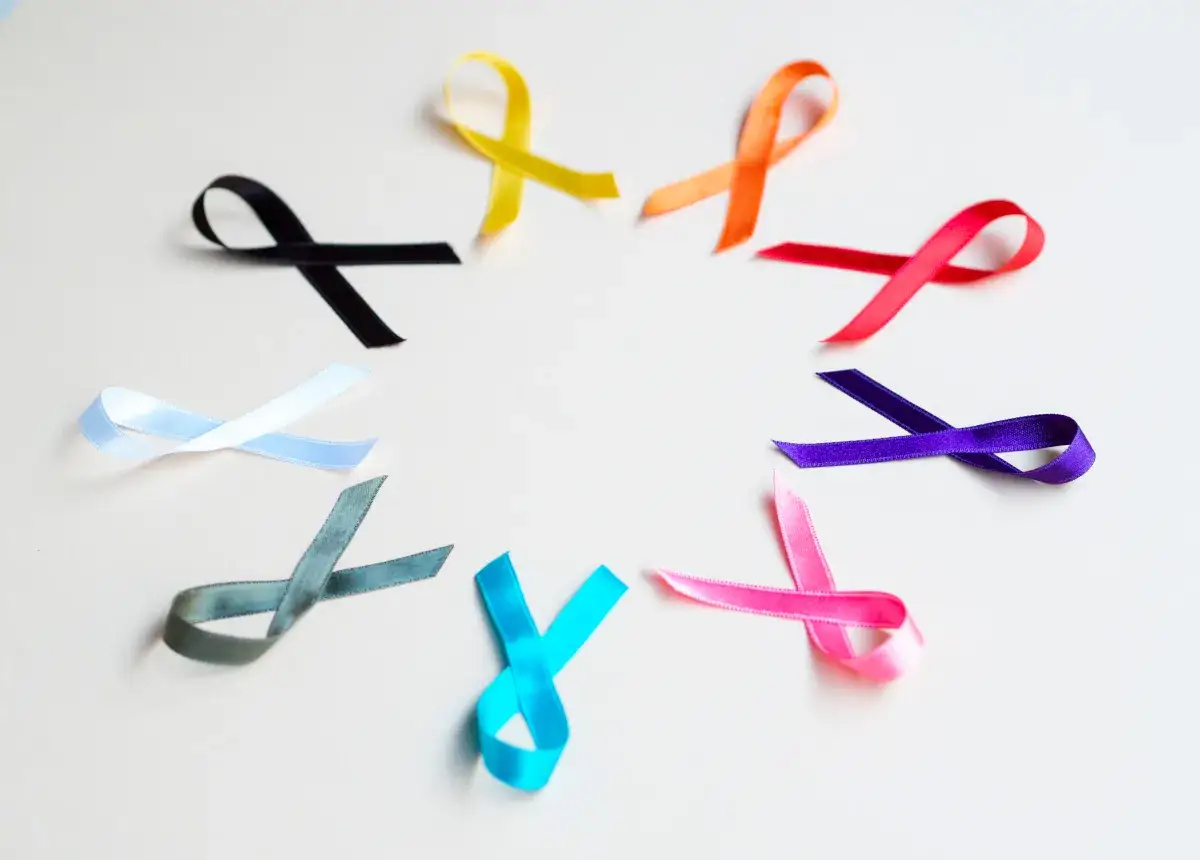 Nastro colorato a formare un cerchio, simbolo di speranza e lotta contro il cancro, per un futuro senza oblio oncologico.
