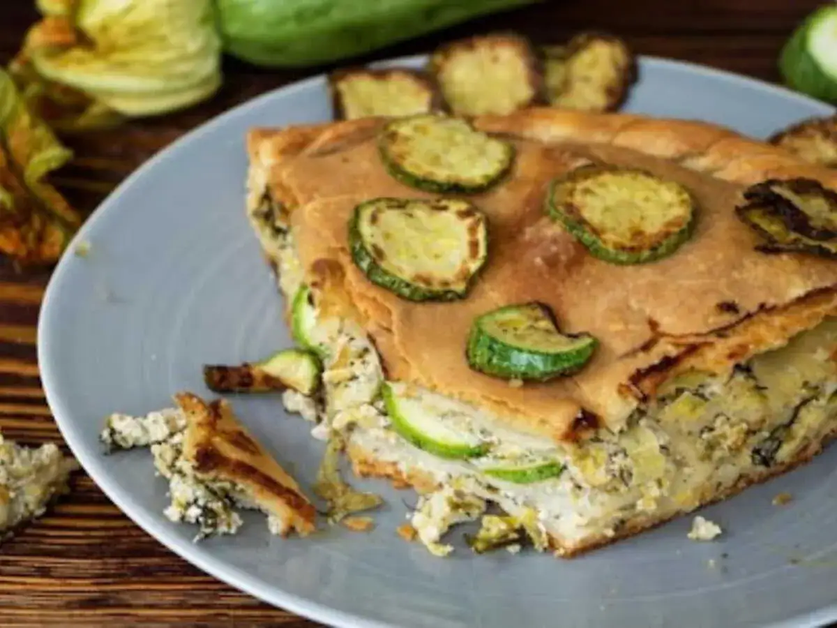 Tranche de tarte salée aux courgettes et fromage, une recette avec des oeufs qui promet un délice.