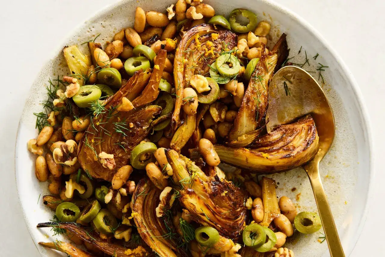Salade ti&egrave;de de fenouil r&ocirc;ti, haricots blancs, olives vertes et noix. Une recette fenouil savoureuse et color&eacute;e.