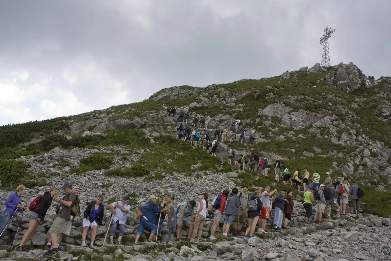 Tłumy turystów wspinają się na Giewont. Wszyscy mają bilety na Giewont, gotowi na zdobycie szczytu.